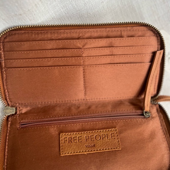 BRAND NEW FREE PEOPLE WALLET - Picture 2 of 3